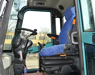 How Does the 910 Articulated Wheel Loader Offer Unmatched Maneuverability on Site?