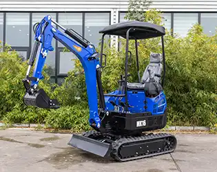How does the operating weight of a 1.6 ton mini excavator affect performance?